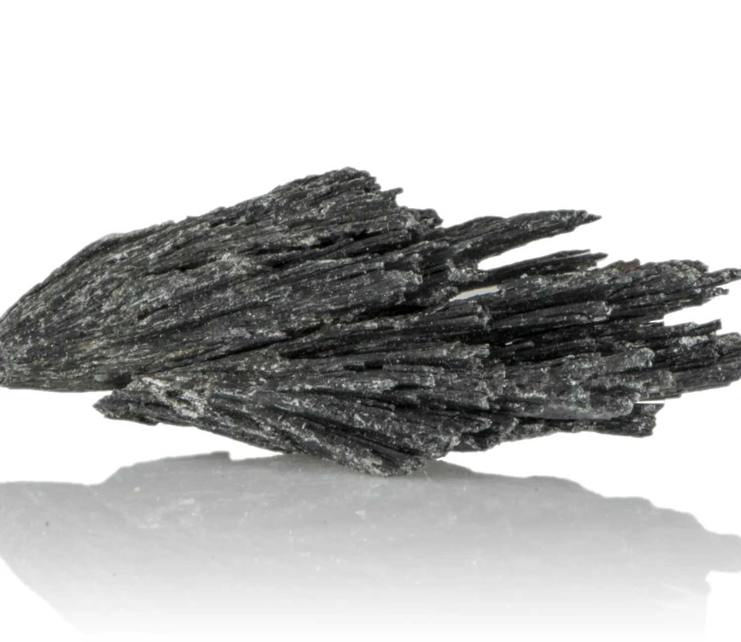 Schwarzer Kyanit