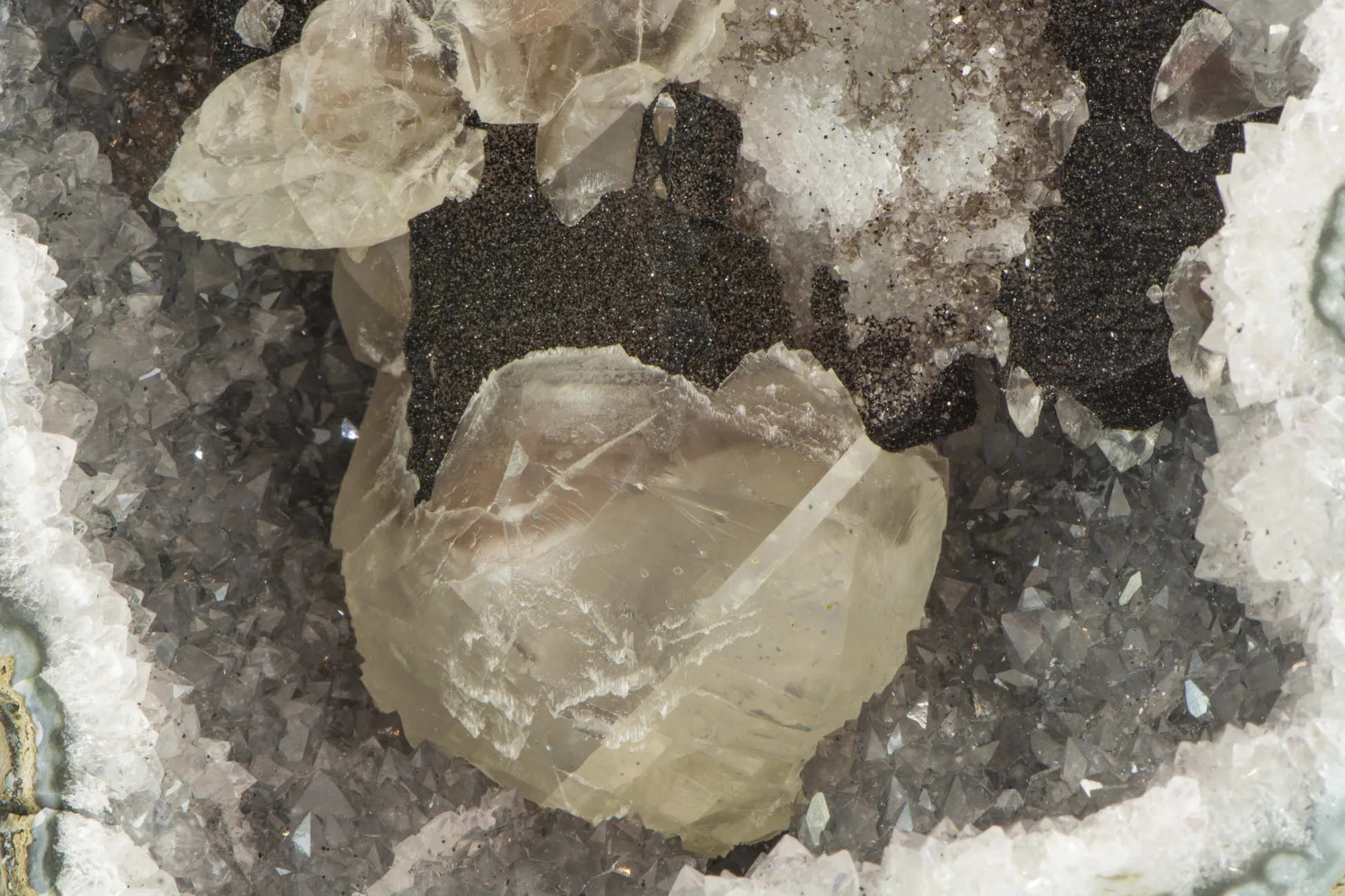 Amethyst und Calcit Druse