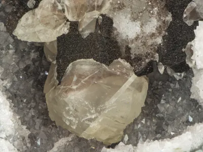 Amethyst und Calcit Druse