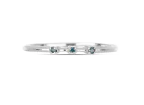 Silberring mit blauen Diamanten