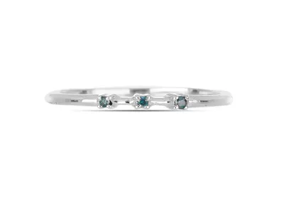 Silberring mit blauen Diamanten