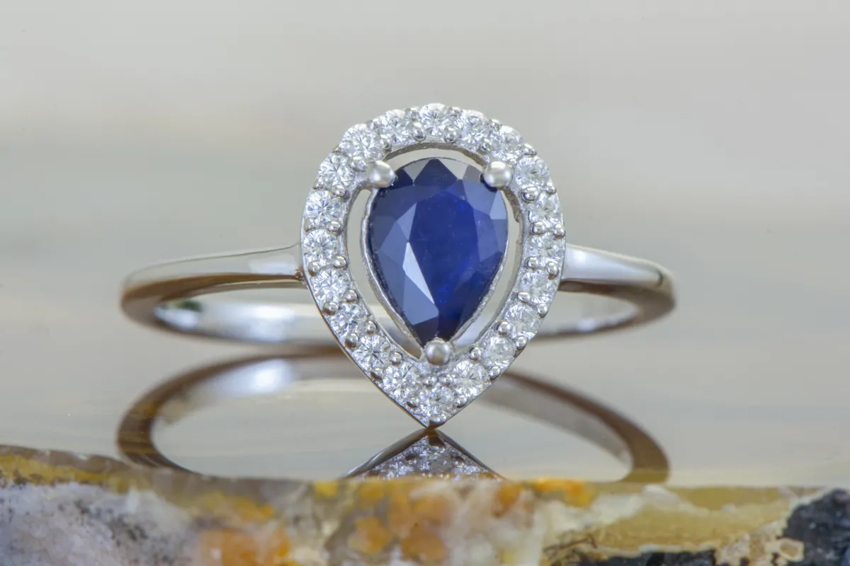 Ring mit Saphir