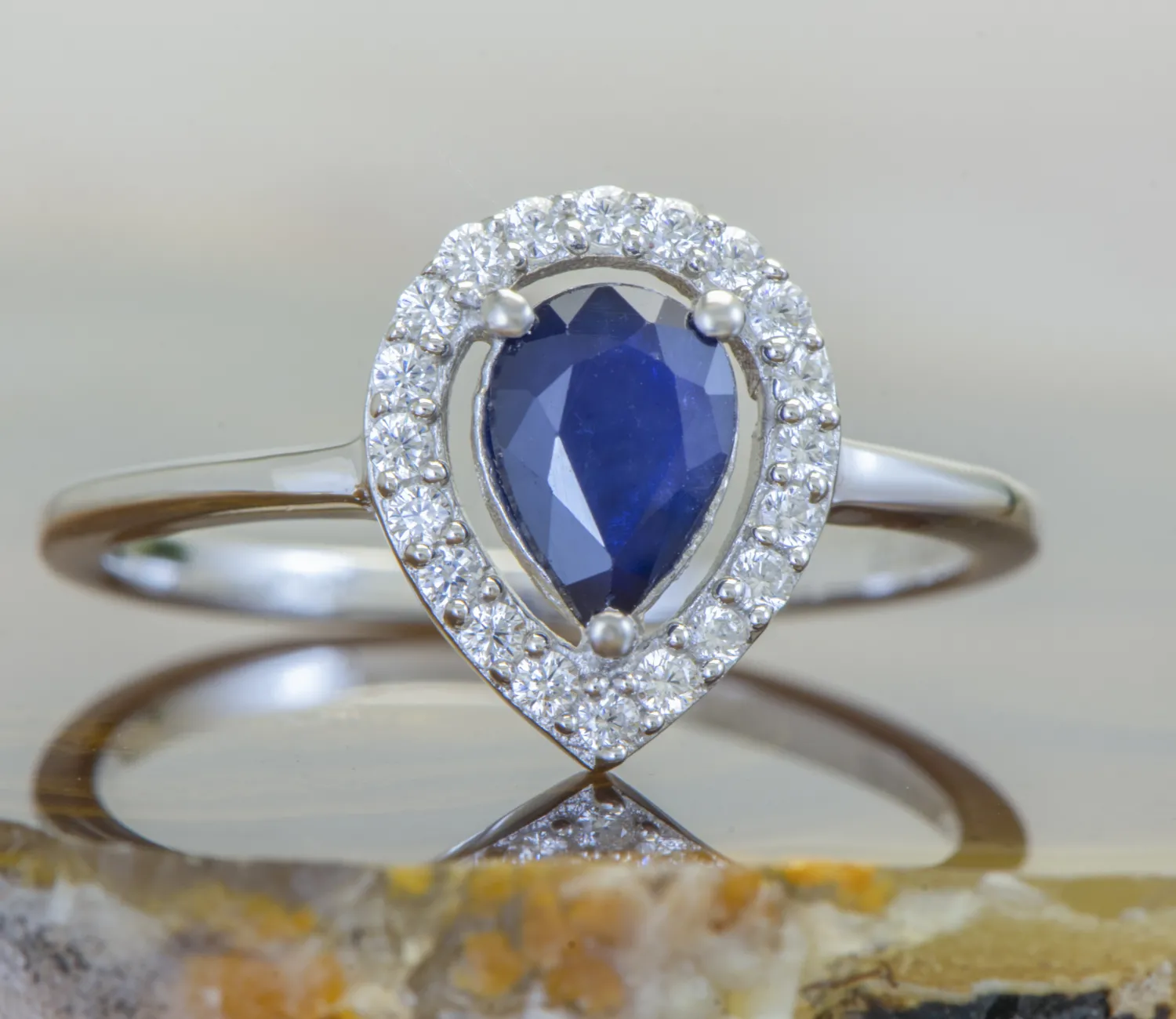 Ring mit Saphir