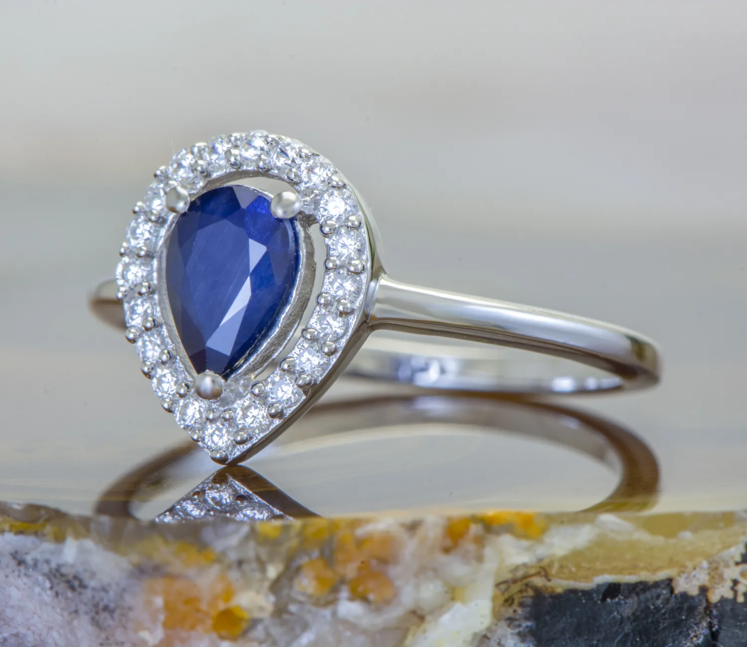 Ring mit Saphir
