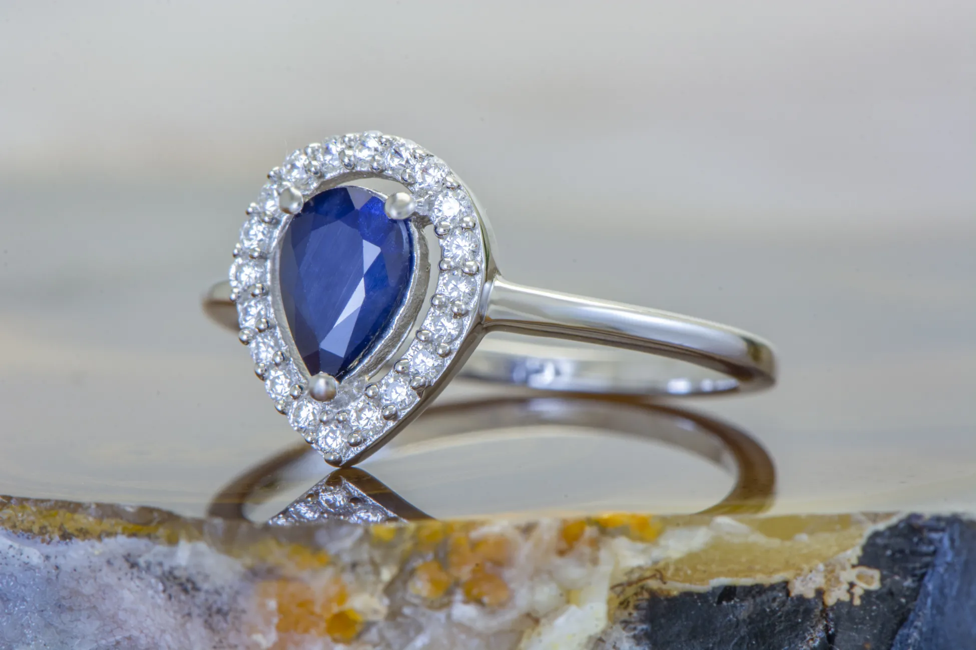 Ring mit Saphir