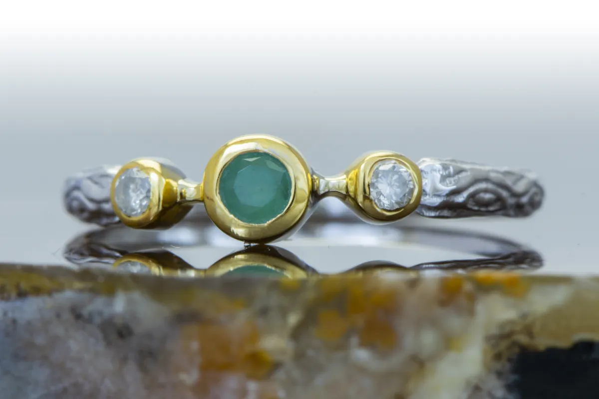 Ring mit Smaragd und Diamanten