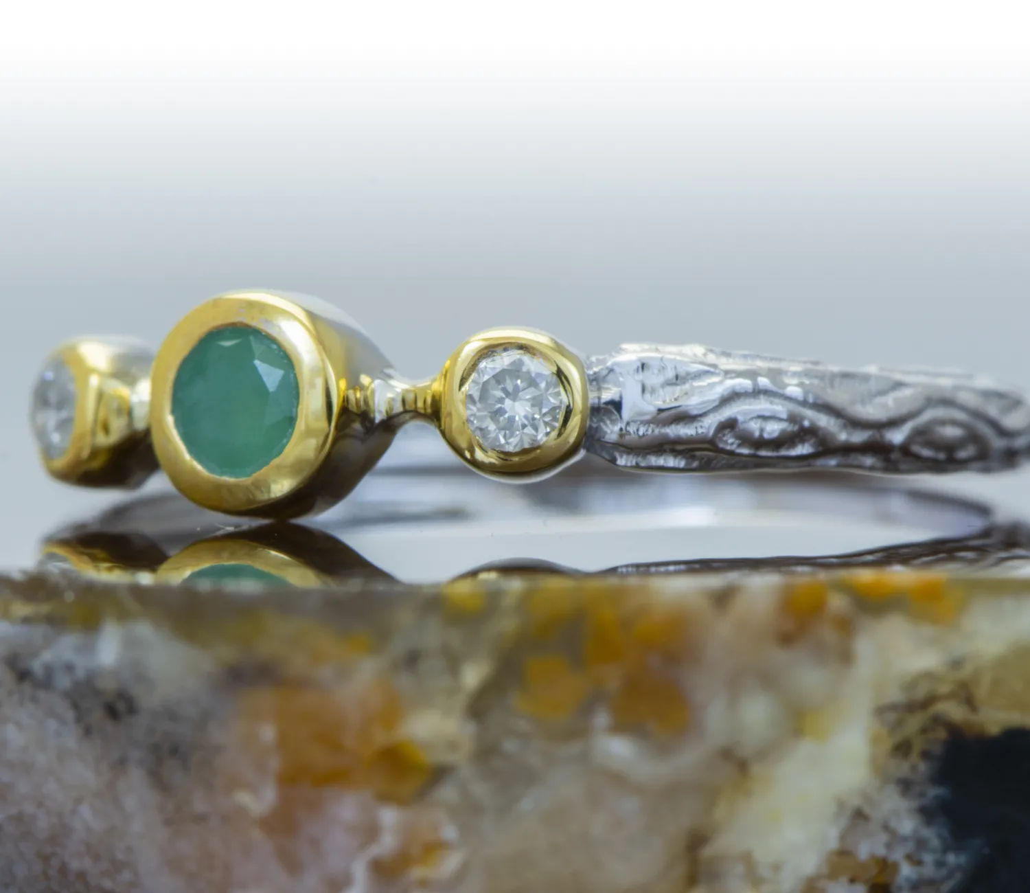 Ring mit Smaragd und Diamanten