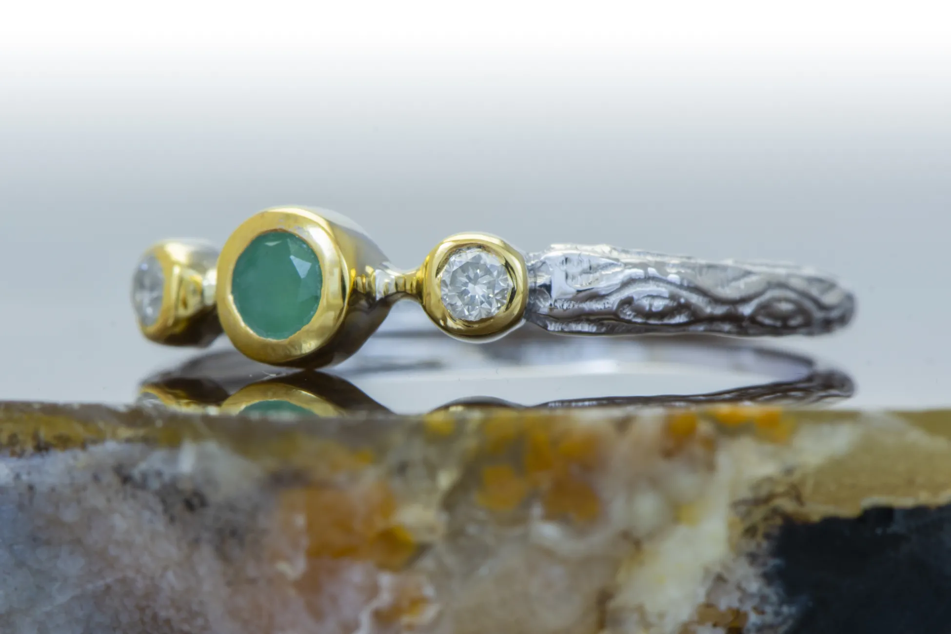 Ring mit Smaragd und Diamanten