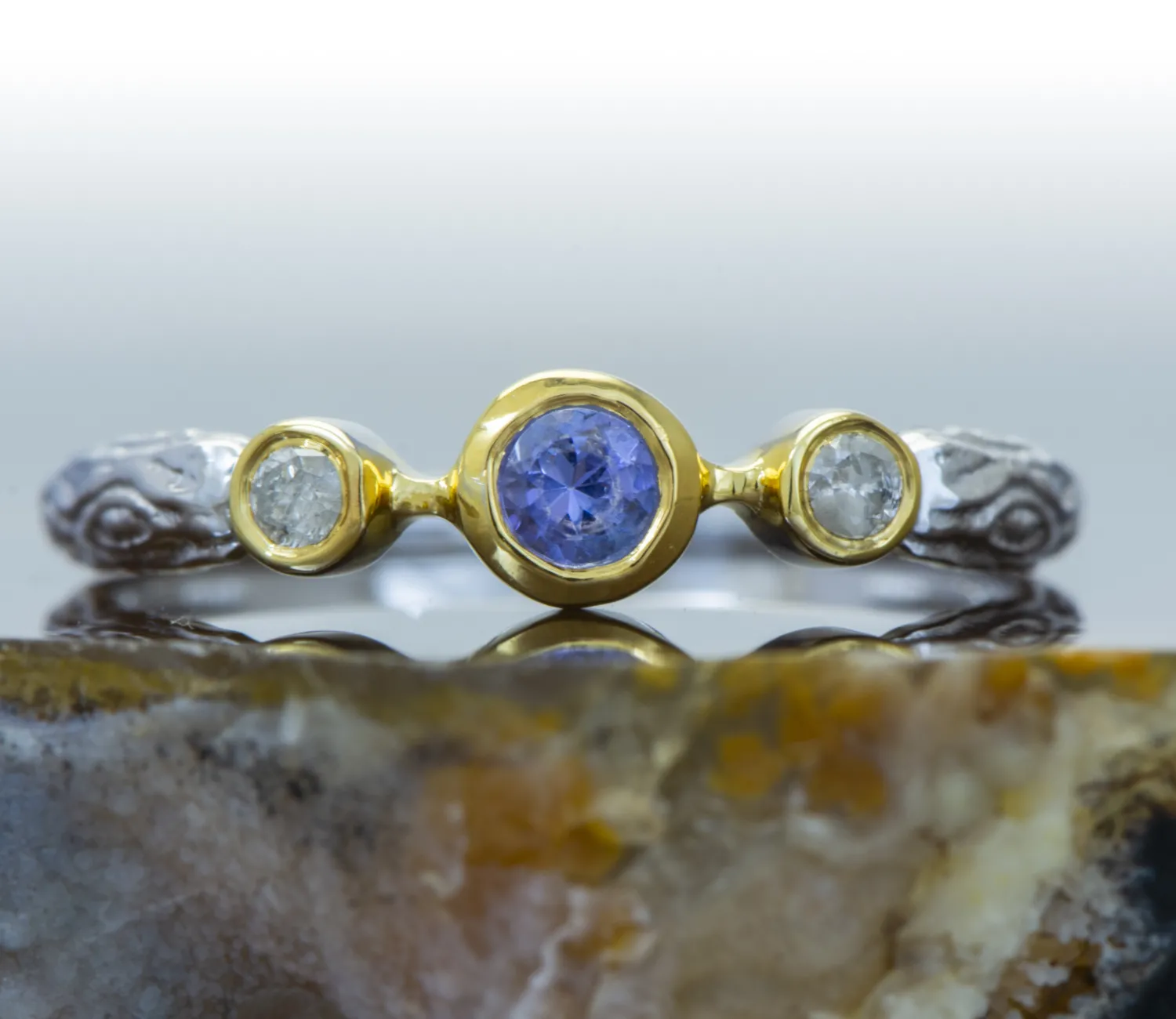 Ring mit Tansanit und Diamanten