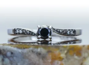 Ring mit schwarzem Diamanten