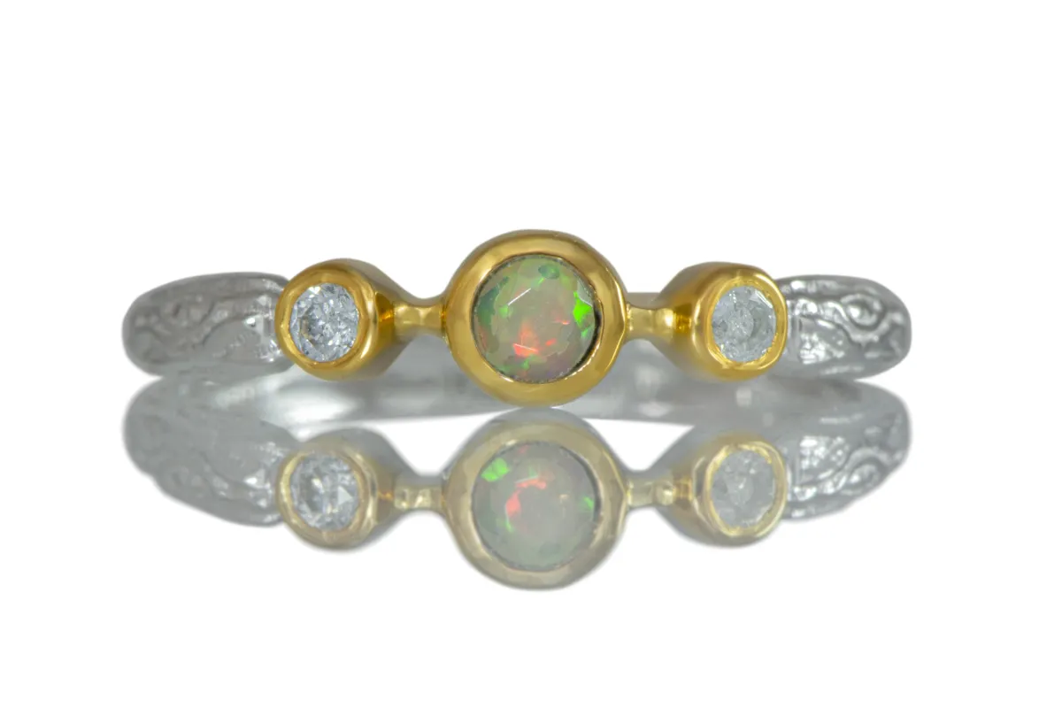 Ring mit Opal und Diamanten