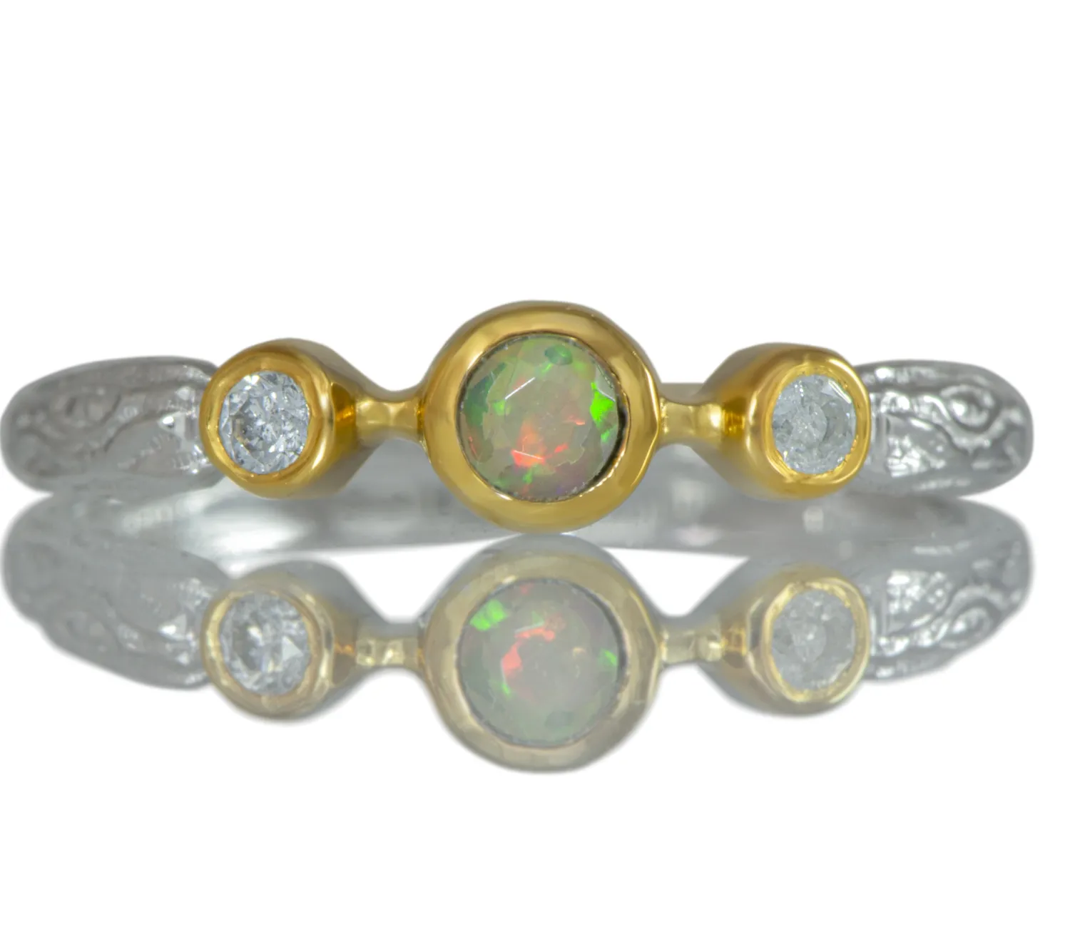 Ring mit Opal und Diamanten