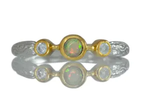 Ring mit Opal und Diamanten