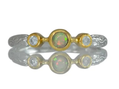 Ring mit Opal und Diamanten
