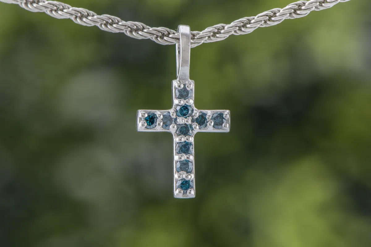 Kreuz mit blauen Diamanten
