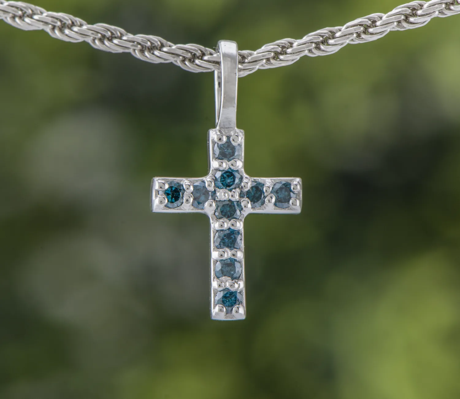 Kreuz mit blauen Diamanten