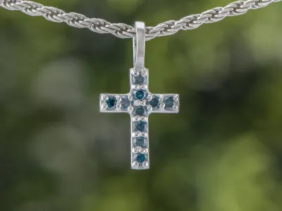 Kreuz mit blauen Diamanten