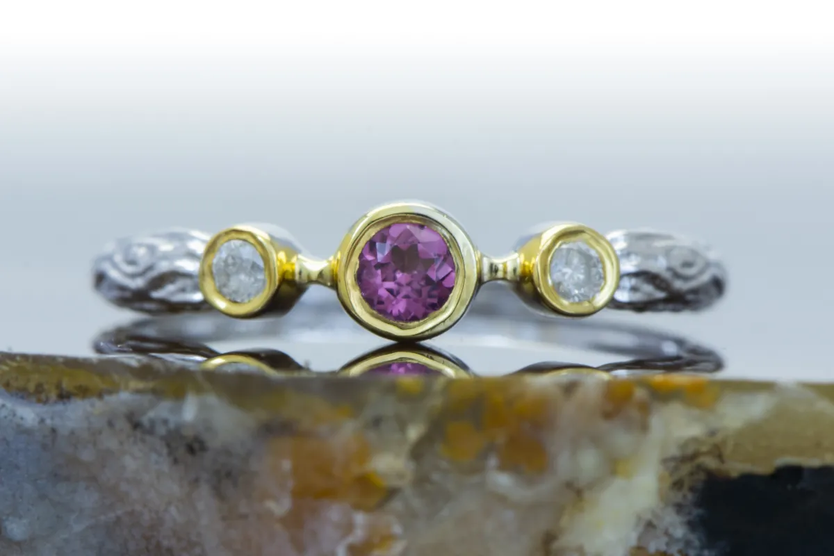Ring mit Rhodolith und Diamanten