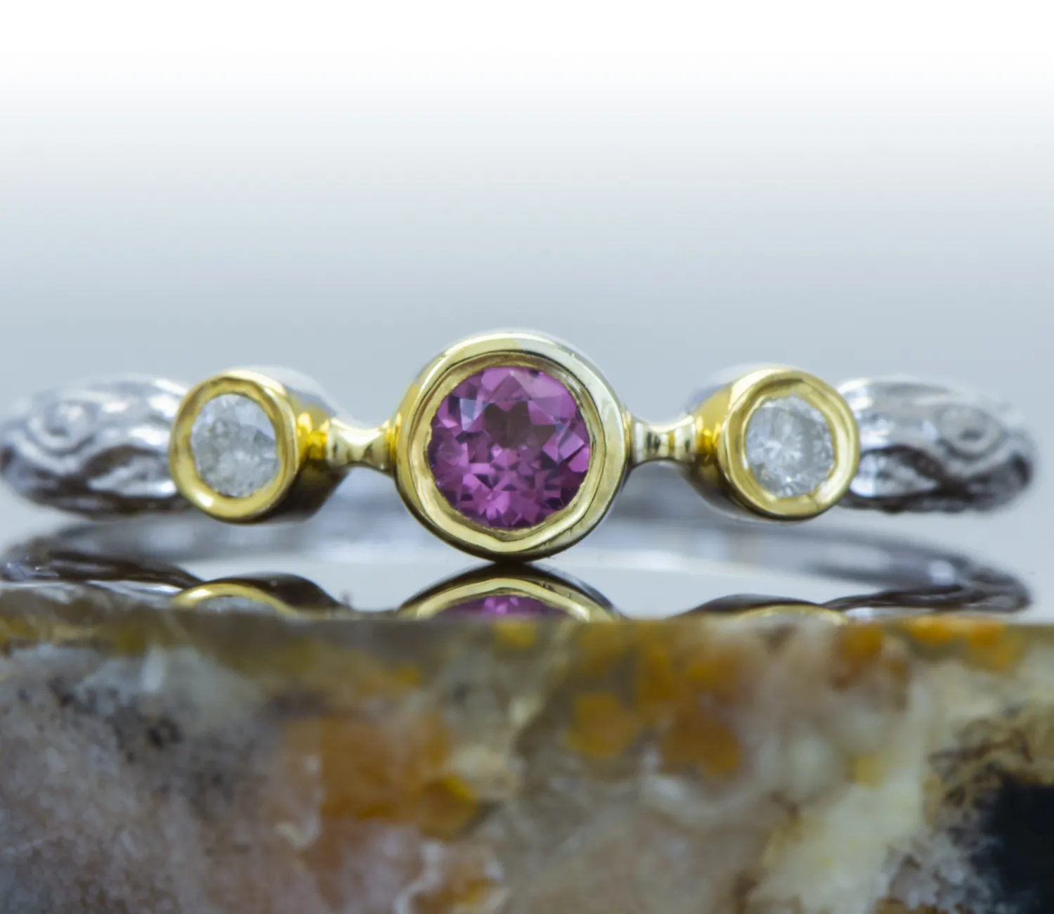 Ring mit Rhodolith und Diamanten