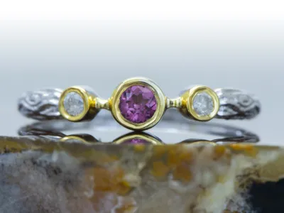 Ring mit Rhodolith und Diamanten