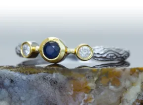 Ring mit Saphir und Diamanten