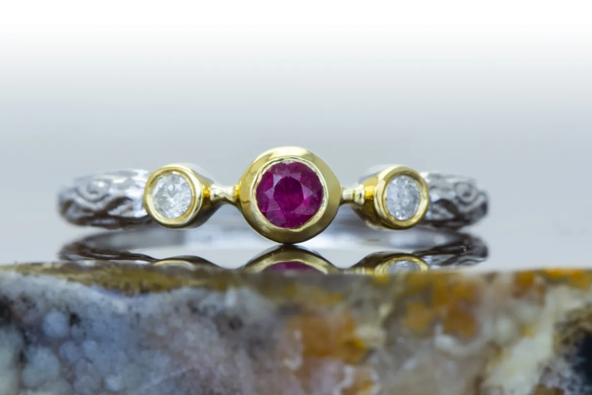 Ring mit Rubin und Diamanten