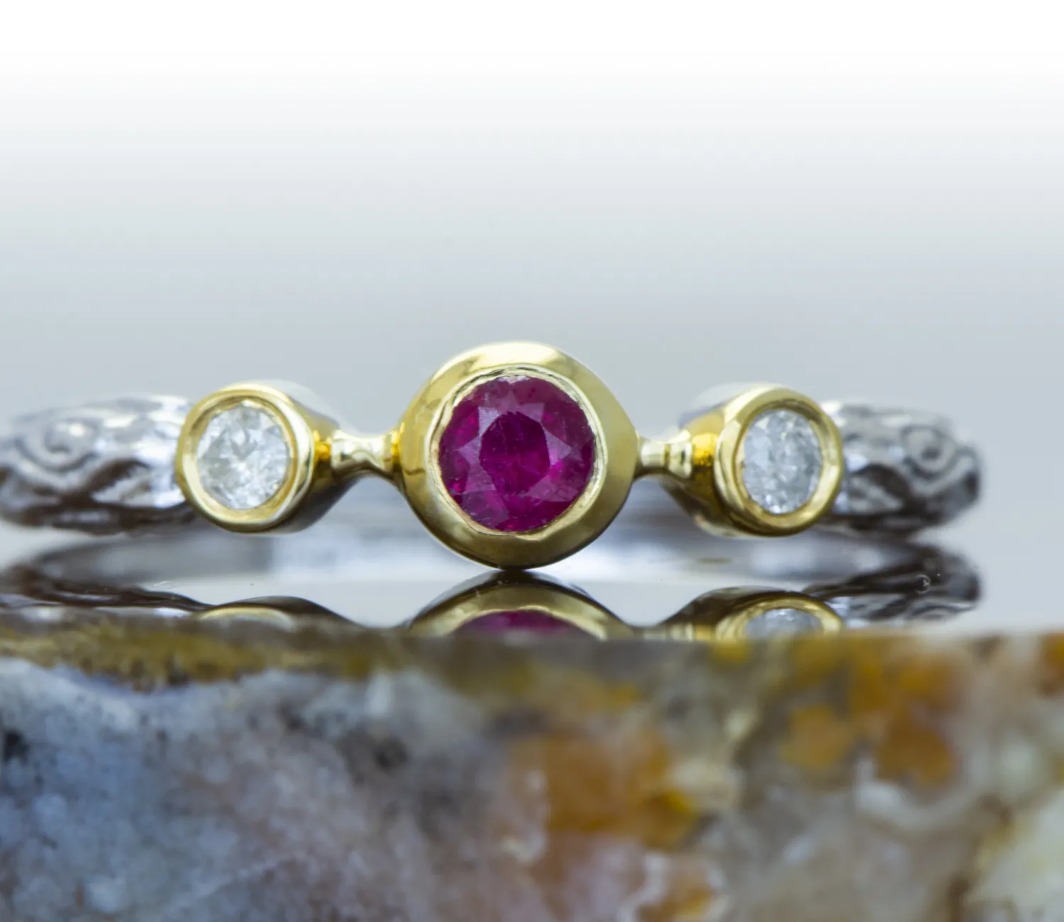 Ring mit Rubin und Diamanten