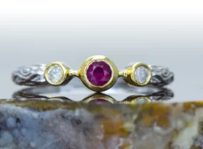 Ring mit Rubin und Diamanten