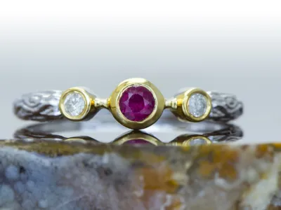 Ring mit Rubin und Diamanten