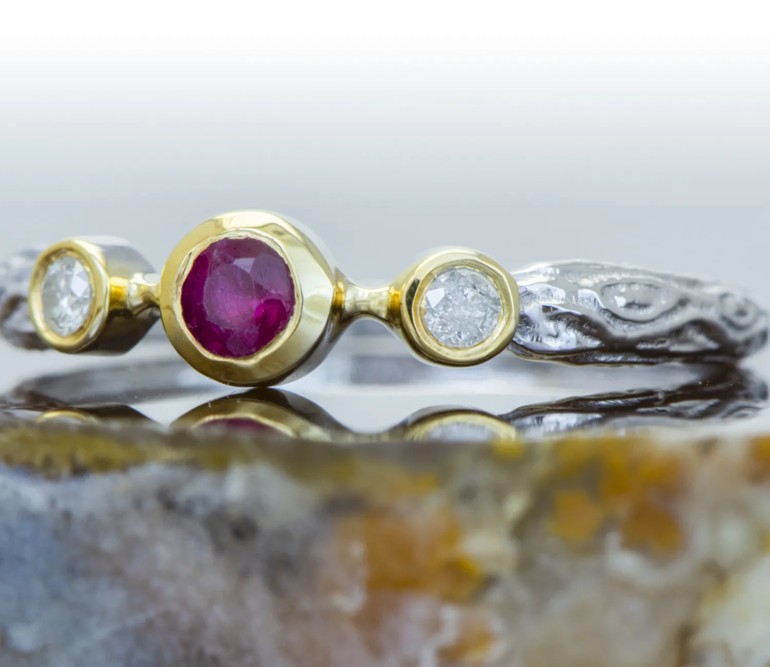 Ring mit Rubin und Diamanten