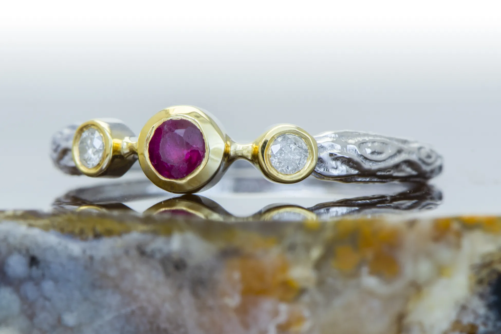 Ring mit Rubin und Diamanten