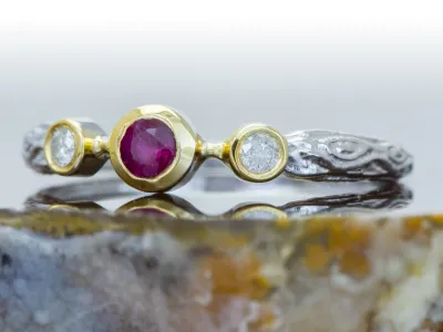 Ring mit Rubin und Diamanten