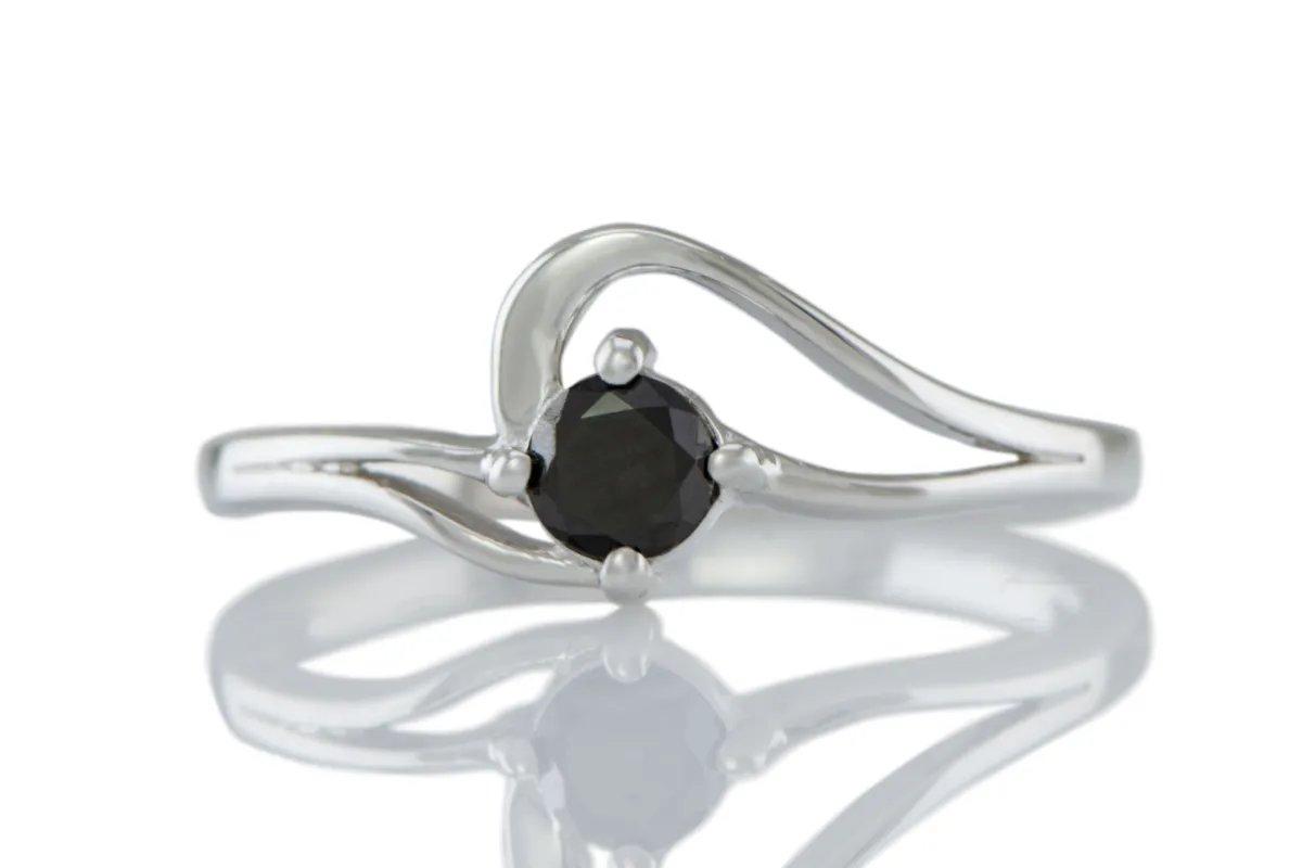Ring mit schwarzem Diamanten
