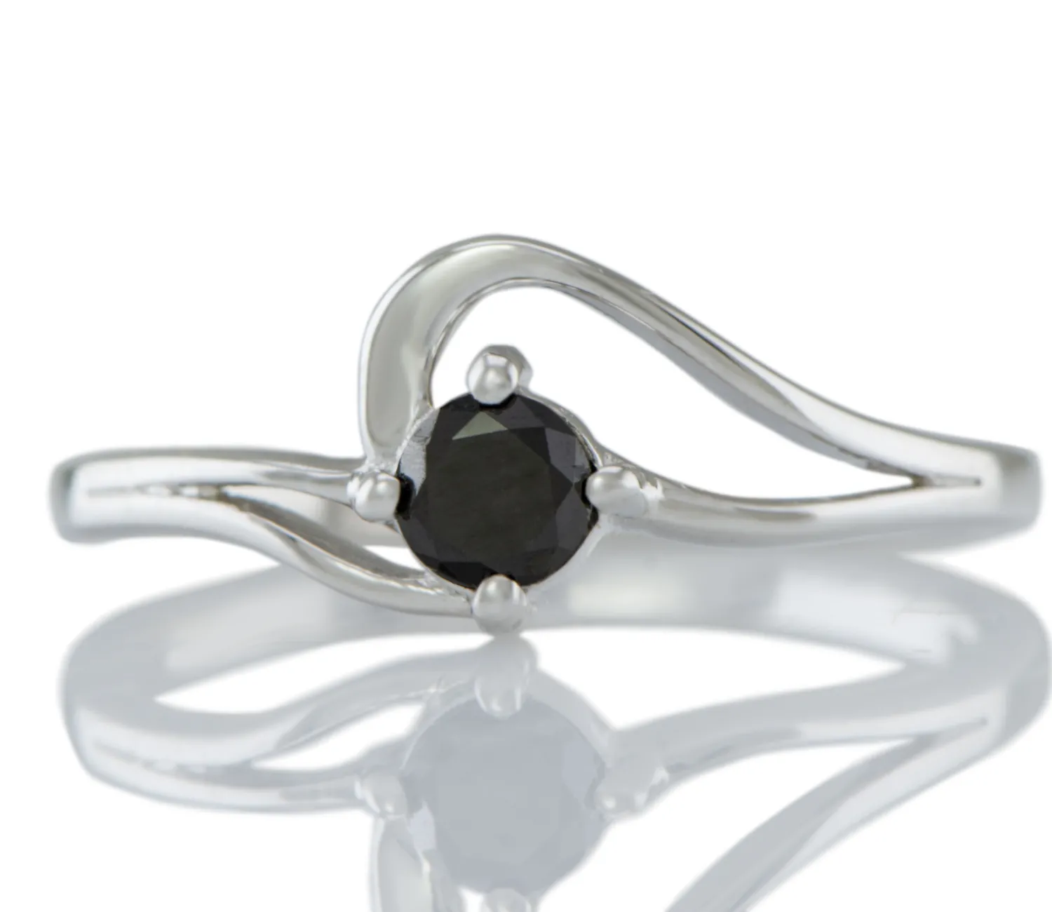 Ring mit schwarzem Diamanten