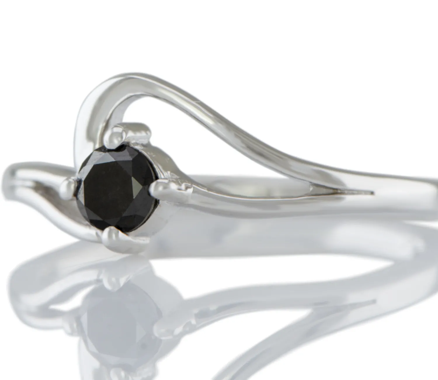 Ring mit schwarzem Diamanten