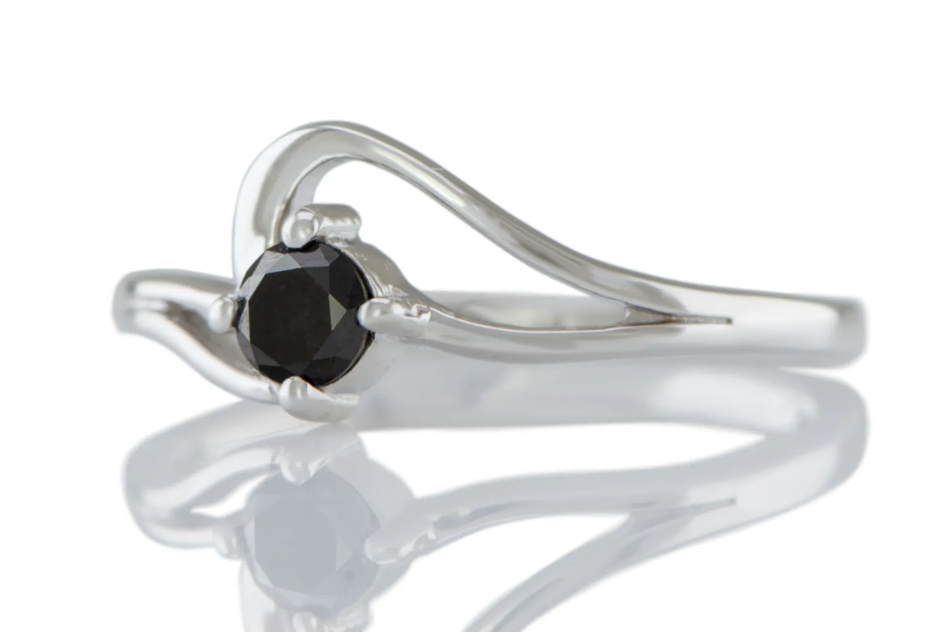 Ring mit schwarzem Diamanten