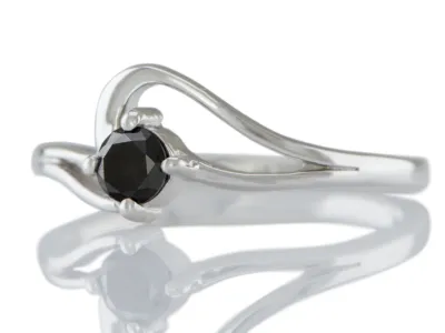 Ring mit schwarzem Diamanten