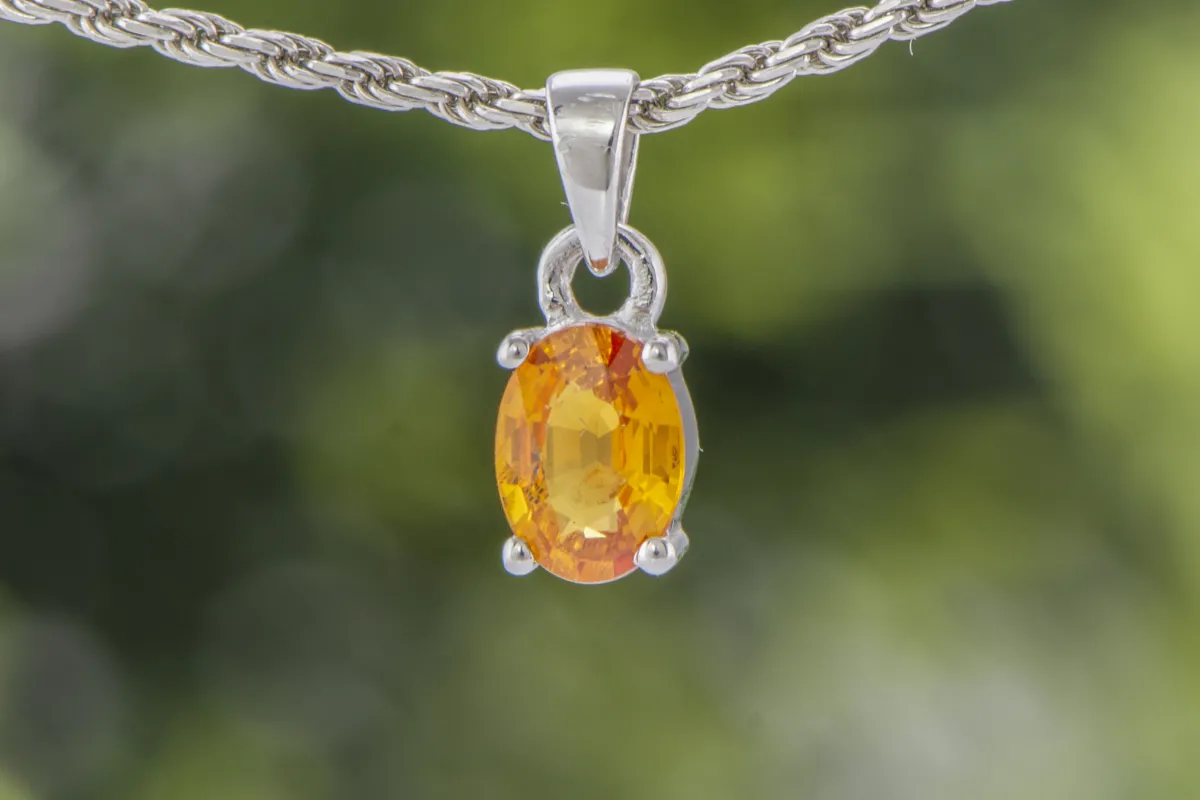 Anhänger mit Orangefarbenem Saphir