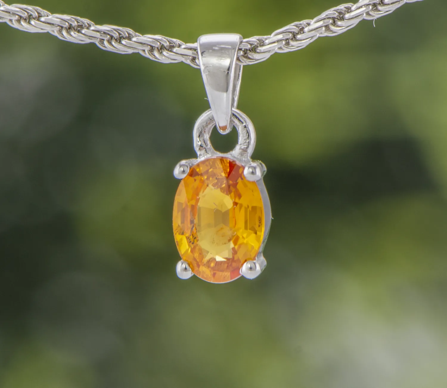 Anhänger mit Orangefarbenem Saphir