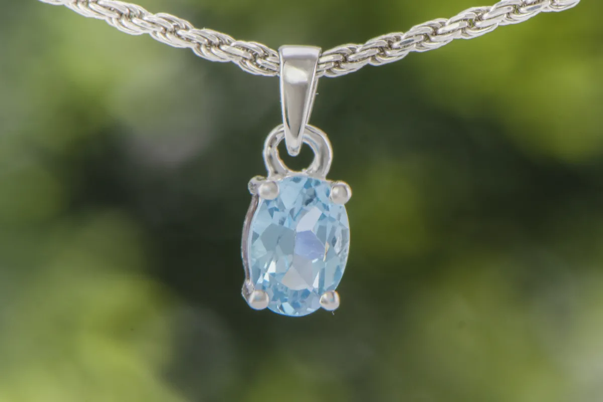 Silberanhänger mit Blauem Topas
