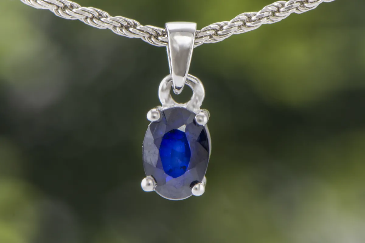 Silberanhänger mit Blauem Saphir