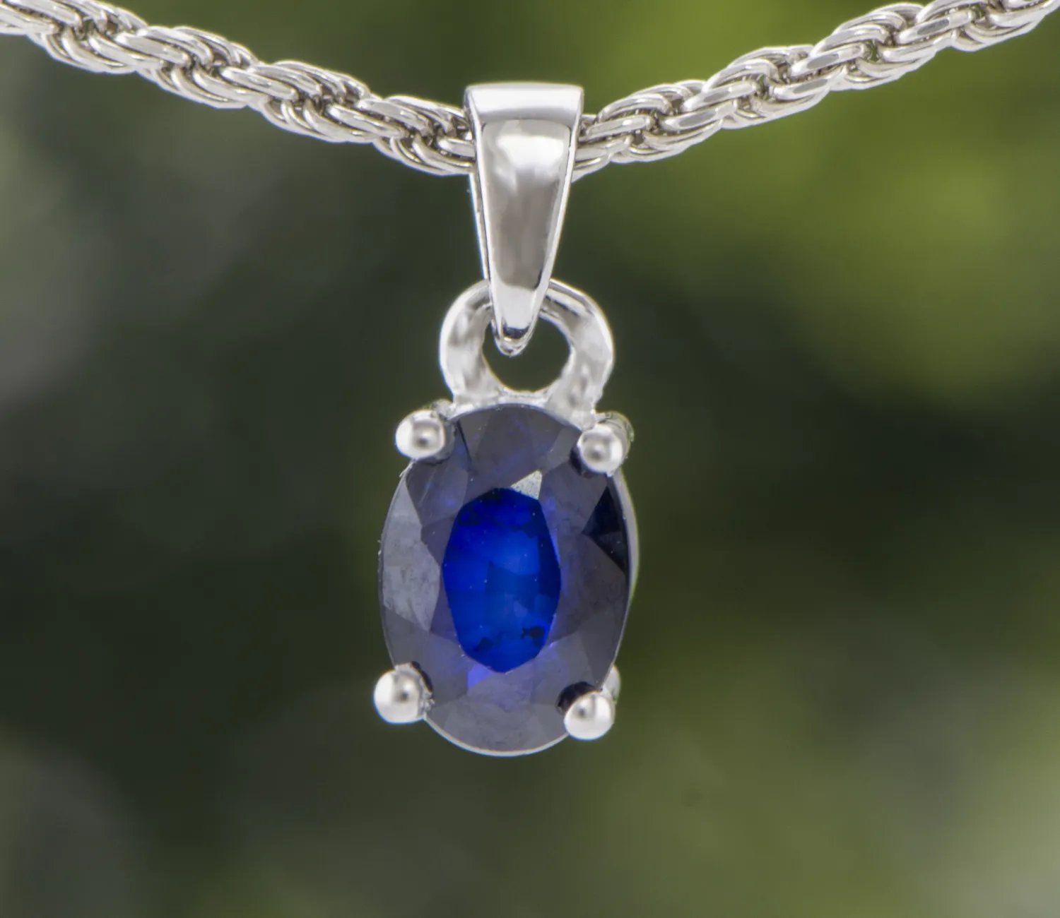 Silberanhänger mit Blauem Saphir