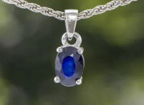 Silberanhänger mit Blauem Saphir