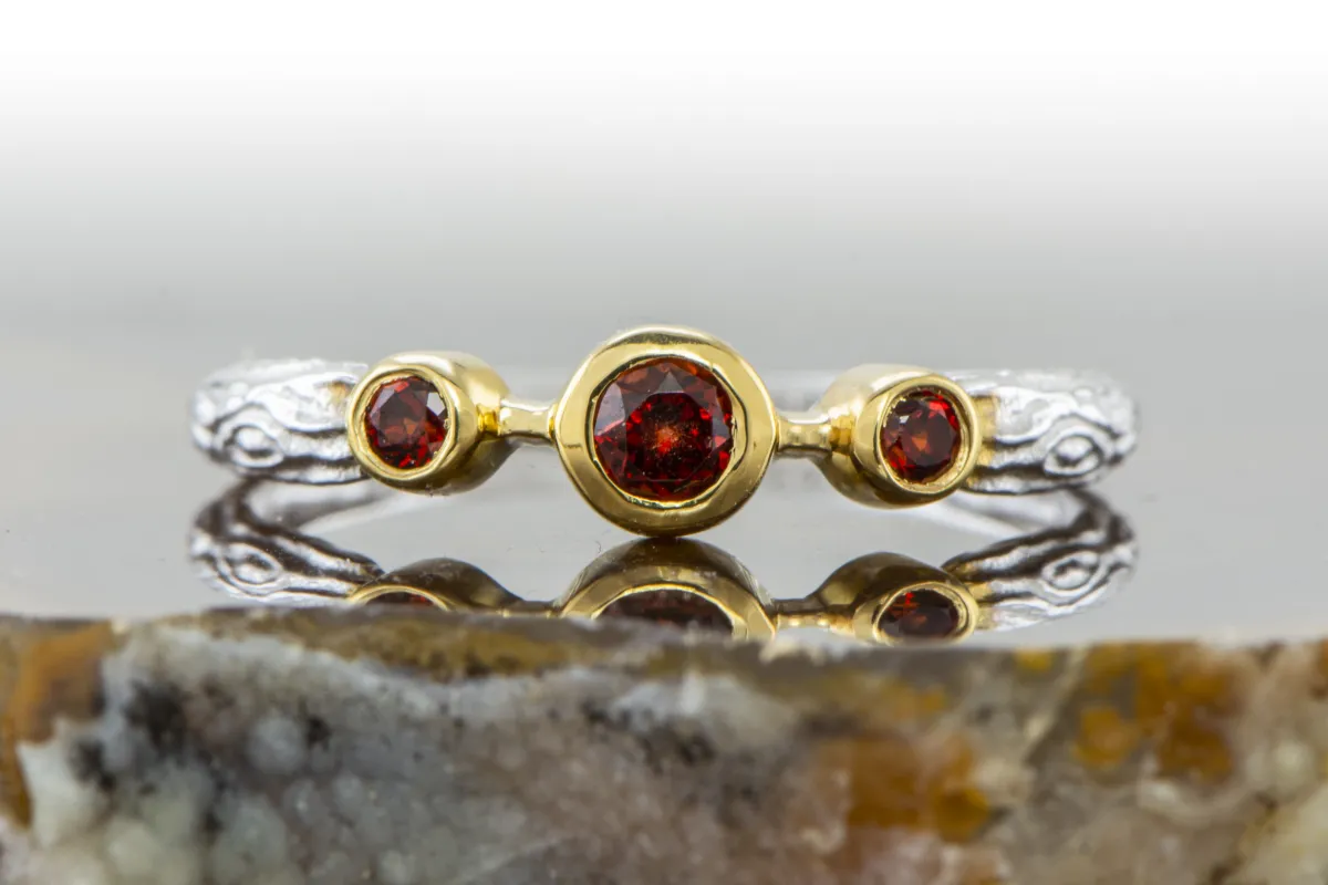 Ring mit Granaten