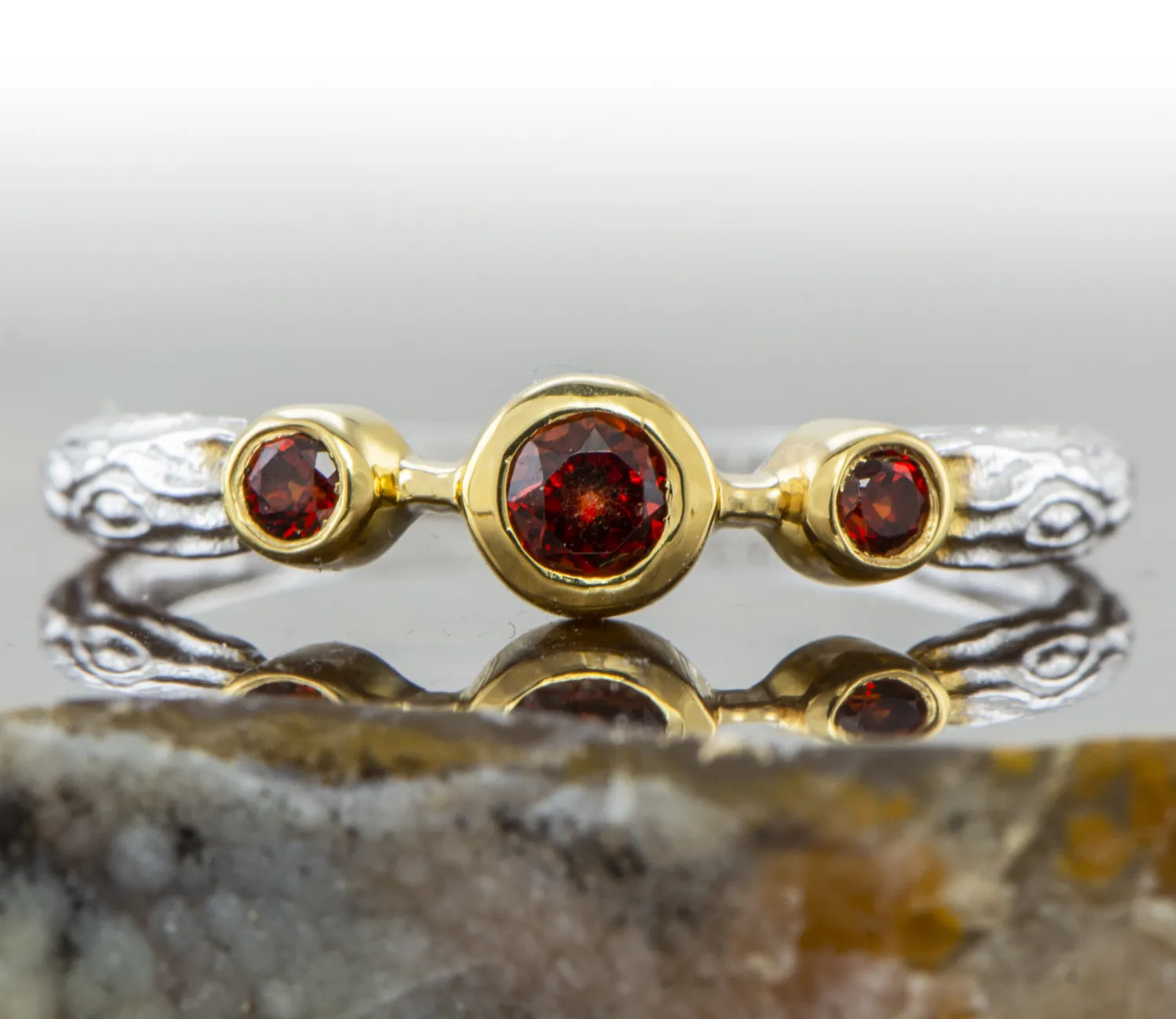 Ring mit Granaten