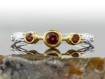 Ring mit Granaten