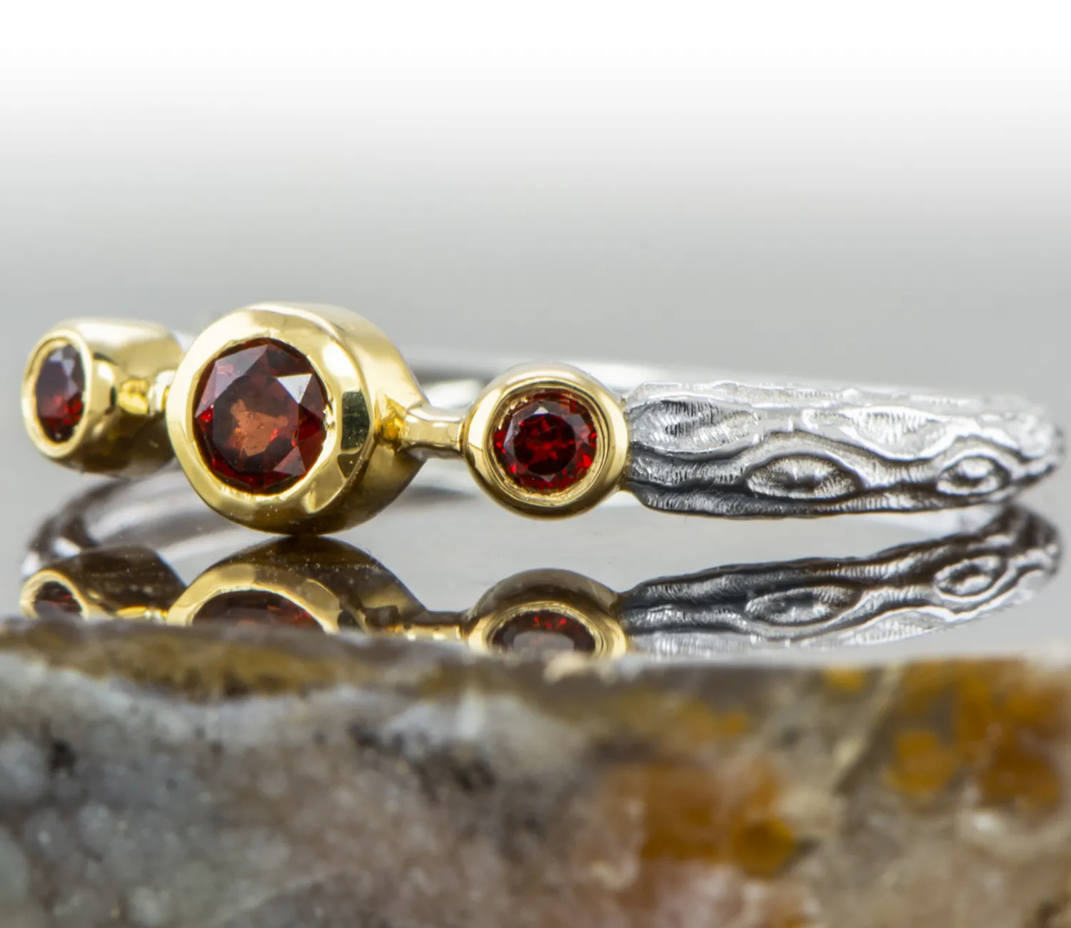 Ring mit Granaten