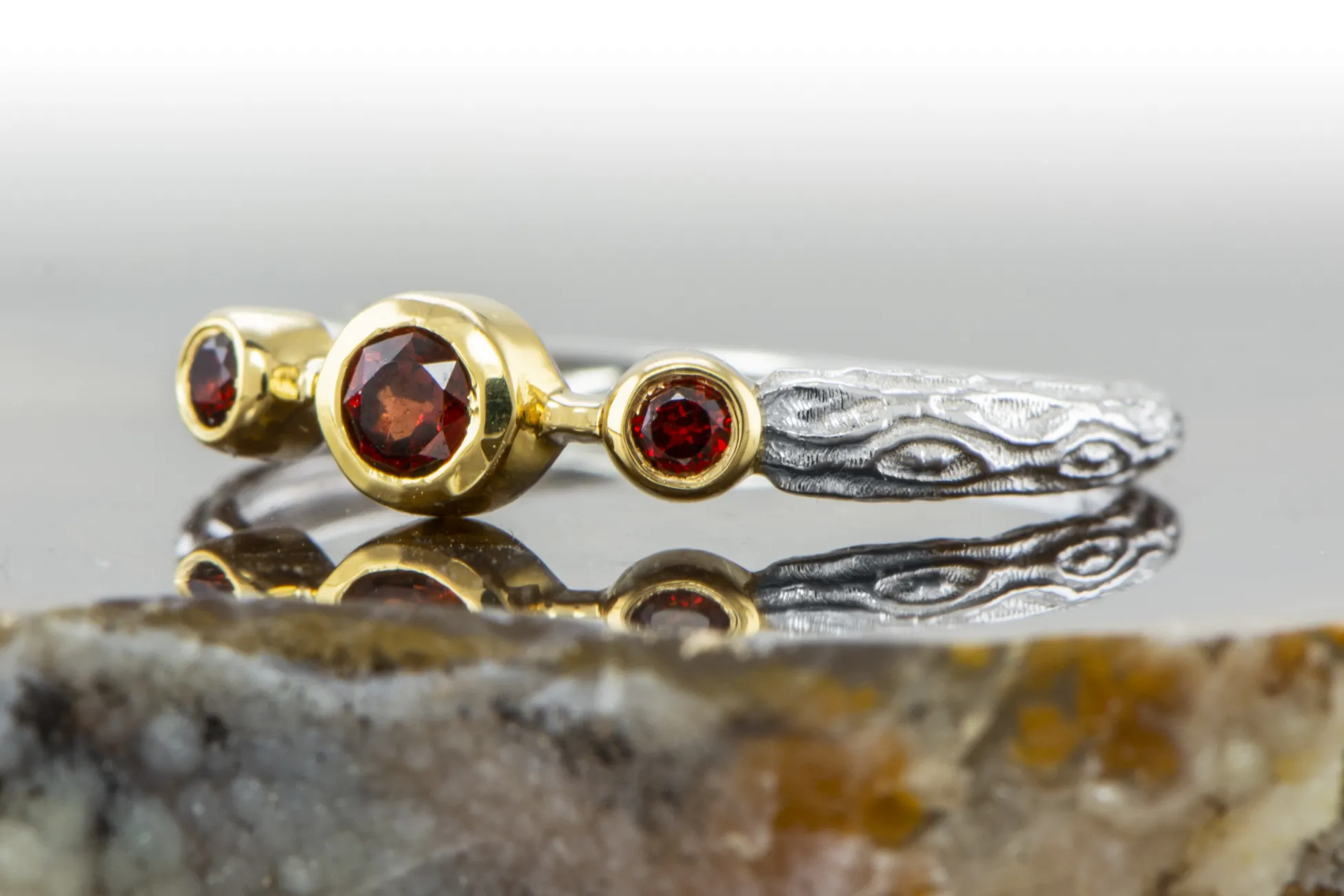 Ring mit Granaten