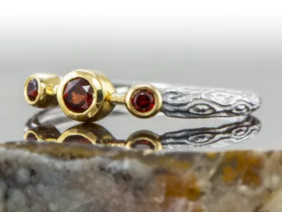 Ring mit Granaten