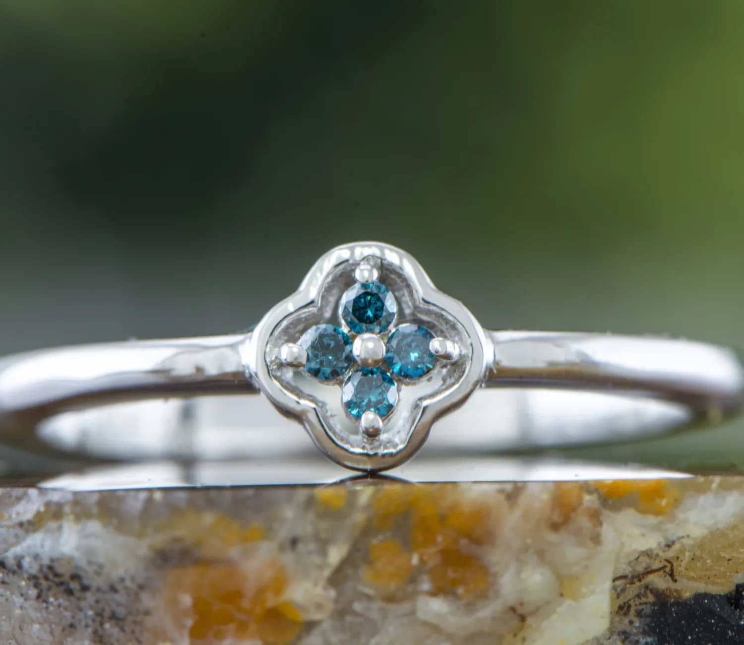 Ring mit blauen Diamanten